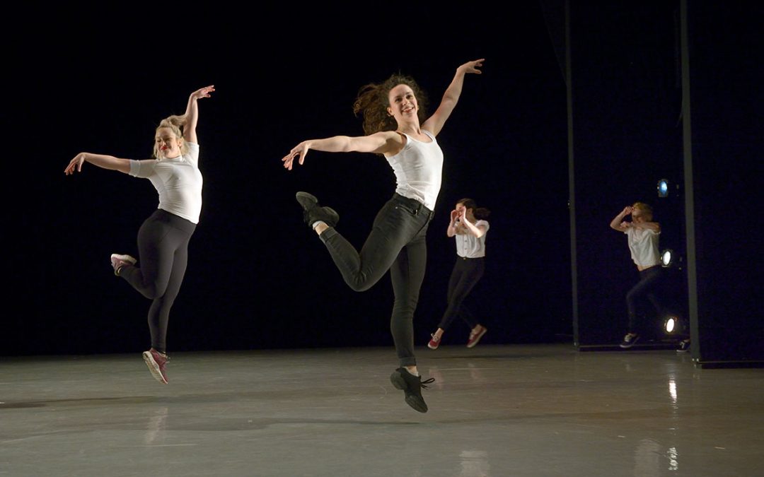 “Six Gals, for Themselves” choreographed by Danielle Diniz. Photo: Jan La Salle